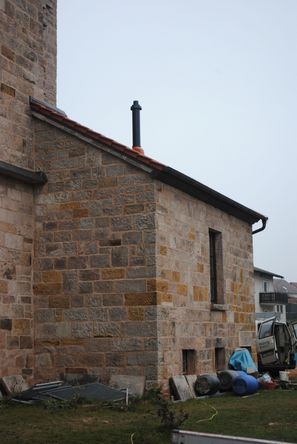 Das neue Abgasrohr aus dem Sakristei-Dach